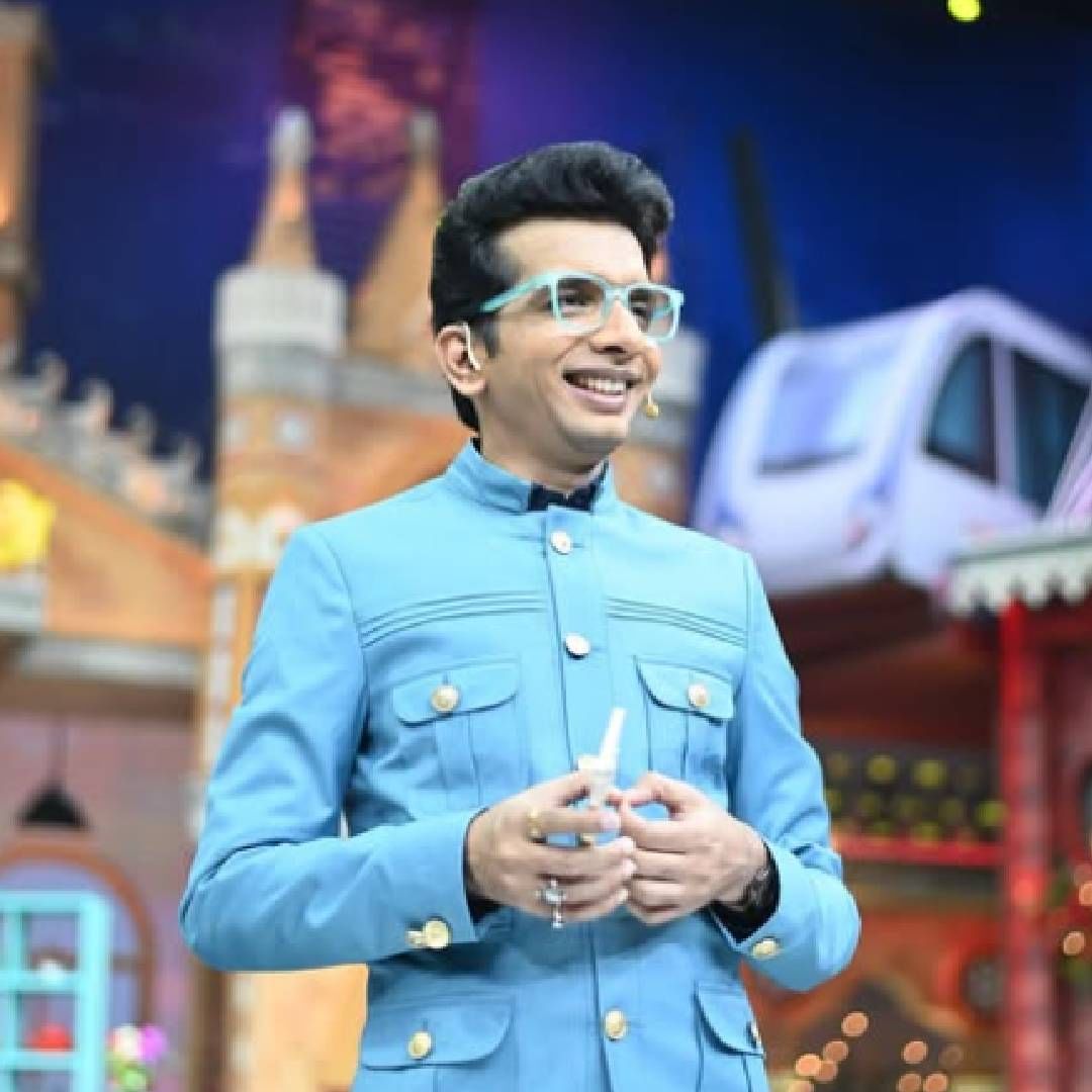 शरद उपाध्ये सर तुम्ही कायम माझ्यासाठी गुरुतुल्य आहात. तुम्ही पोस्टमध्ये लिहिलं होतं की, निलेश साबळेला डच्चू दिला. अशा प्रकारे कोणत्याही माहित नसलेल्या गोष्टींवर जबाबदारीने बोलणं महत्त्वाच आहे. सर, तुम्हाला यातील पूर्ण माहिती आहे का?. तुमच्यासारख्या मोठ्या व्यक्तीने पोस्ट लिहिताना थोडी माहिती घ्यायला हवी होती असं निलेश साबळे म्हणाला.