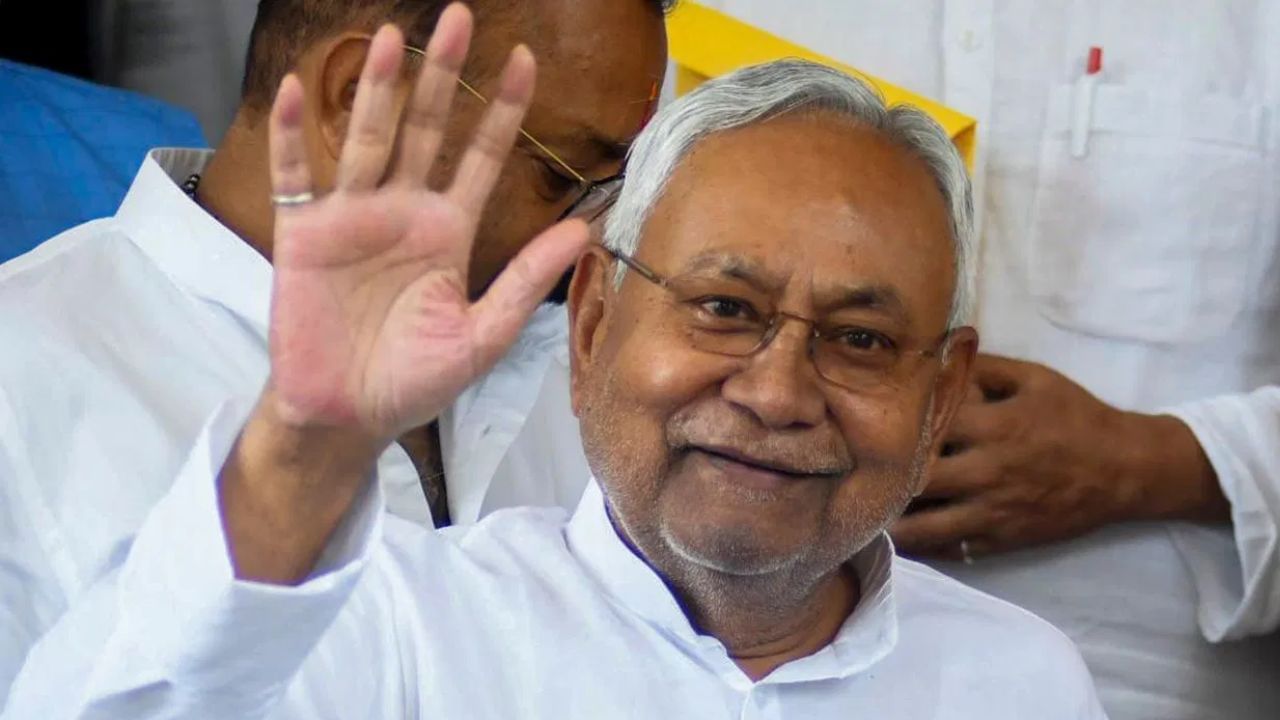 बिहारमध्ये निवडणुकीपूर्वी नीतीश कुमार यांचा 'मास्टर स्ट्रोक', महिलांना 35% आरक्षण