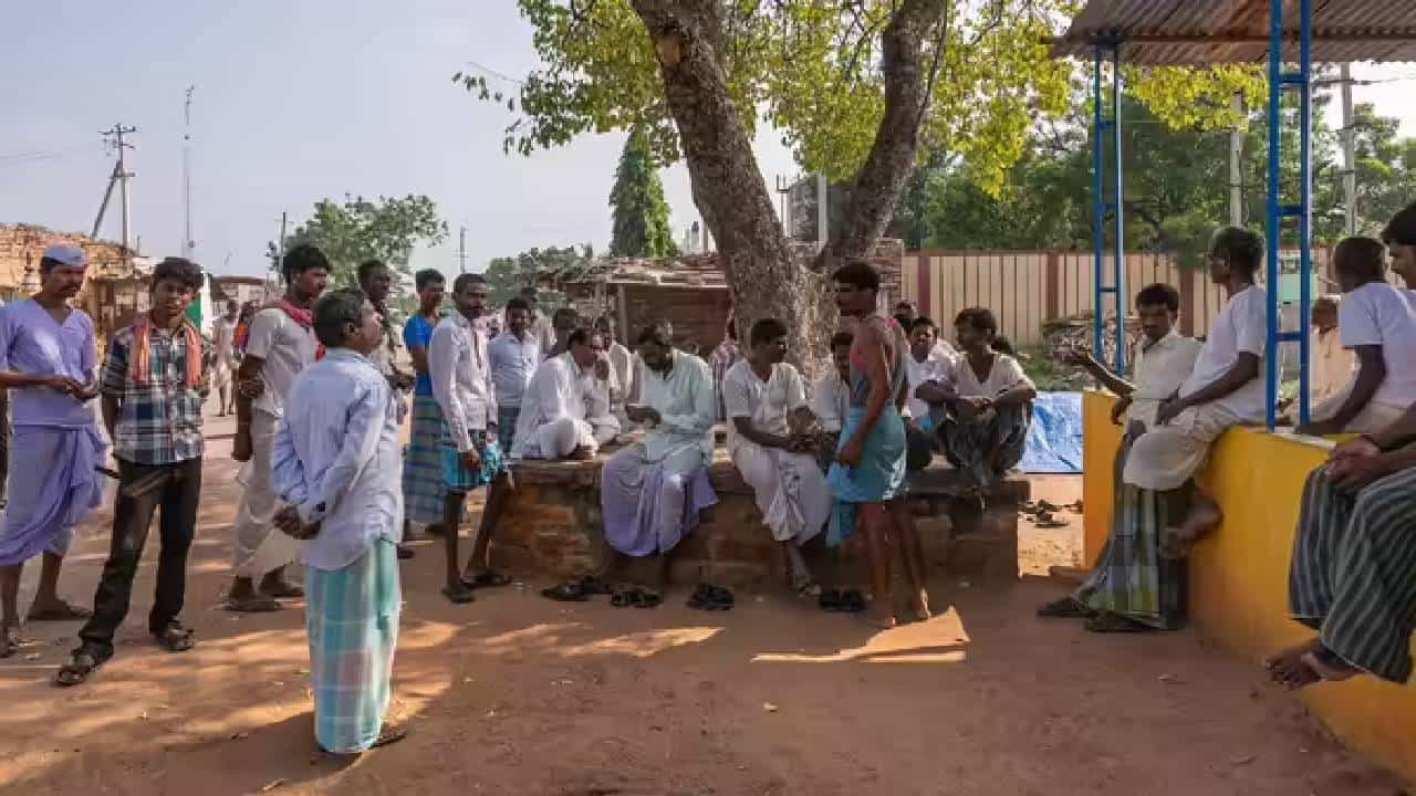 गाव म्हटलं की पार आलाच. पंचाची वेश आलीच. आड, विहिरी, गल्ली-बोळ, मंदिर आलंच. गावात सामुदायिक जीवनाला महत्त्व असते. धार्मिक, सामाजिक कार्यक्रमात अख्खा गाव एका दिलाने जमा होतो. पण रोज काही गावासाठी स्वयंपाक तयार होत नाही. प्रत्येक जण त्याच्या घरीच जेवतो. हे गाव त्याला अपवाद आहे.