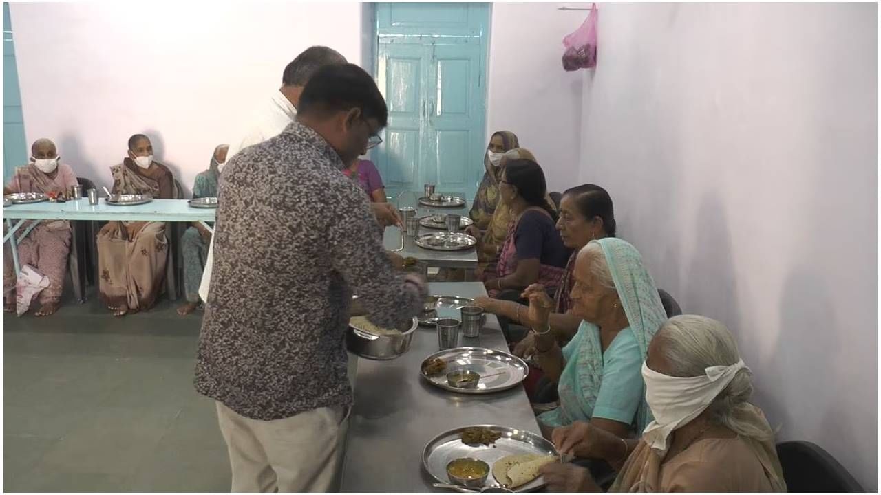 हे गुजरातमधील एकमेव गाव आहे, जिथे रोज सामुहिक स्वयंपाकघरात भोजन तयार होते आणि गावकरी एकाच ठिकाणी बसून त्याचा आस्वाद घेतात. जेवणाचा रोजचा वेगवेगळा मेन्यू असतो. जेवण शाकाहारी आणि चांगले असावे यासाठी एक समिती त्याची गुणवत्ता तपासते. 