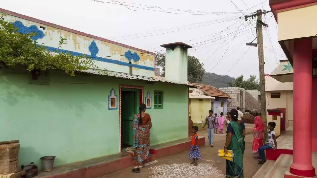 या गावाची लोकसंख्या अवघी 1300 इतकी आहे. त्यातील 900 जण हे नोकरी, व्यवसायाच्या निमित्ताने अमेरिका आणि देशातील इतर शहरात आहेत.