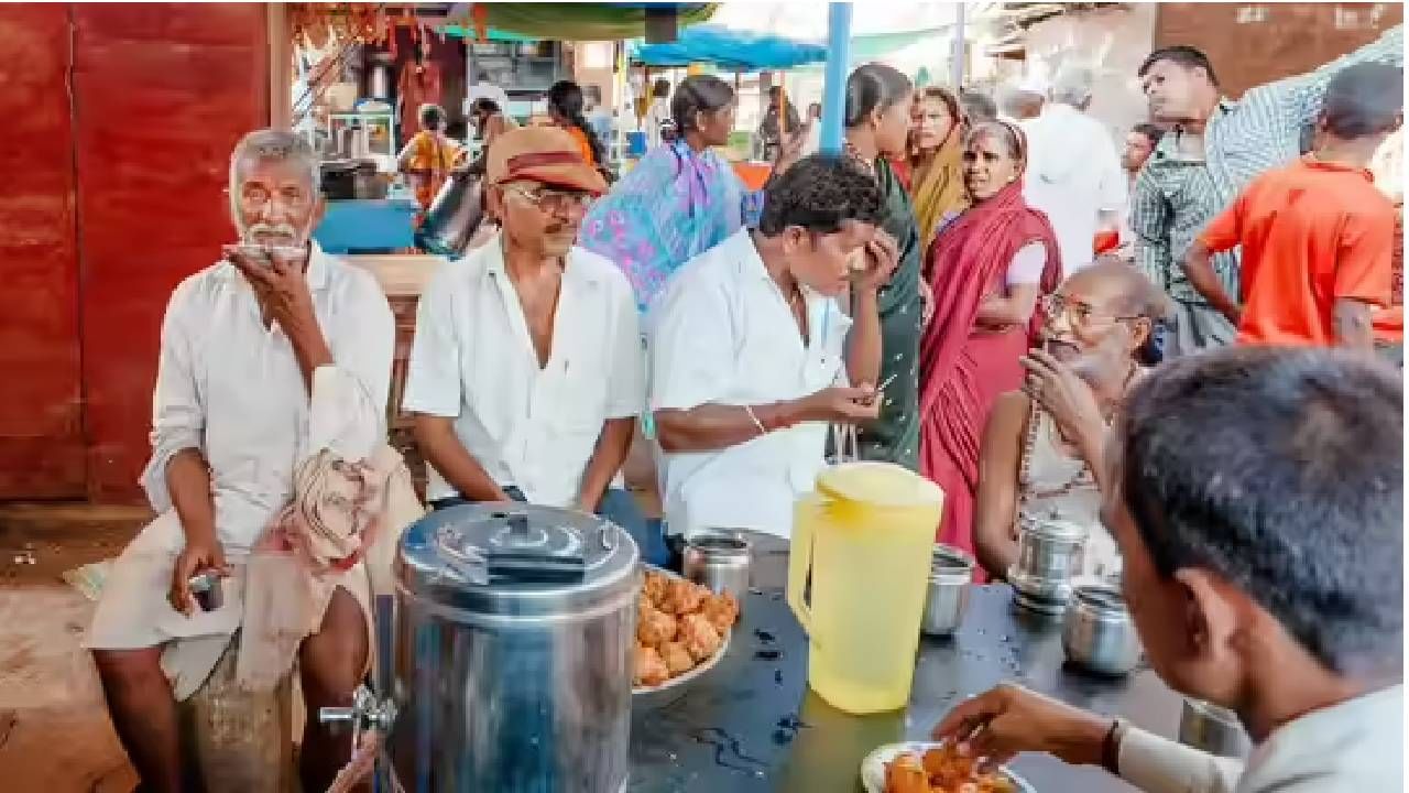 गावात 40 वरील मंडळी आणि वृद्ध नागरीक राहतात. दोनशे अडीचशे लोकांसाठी येथे एक सामुहिक स्वयंपाक घर आहे. तिथे माणसं कामाला आहेत. सकाळच्या नाष्ट्यापासून ते दुपारचे आणि रात्रीच्या जेवणापर्यंत येथे गावातील लोकांना स्वयंपाक करावा लागत नाही. एकाच ठिकाणी सर्व समाजाचे लोक रोज जेवण आणि नाष्टा करतात.