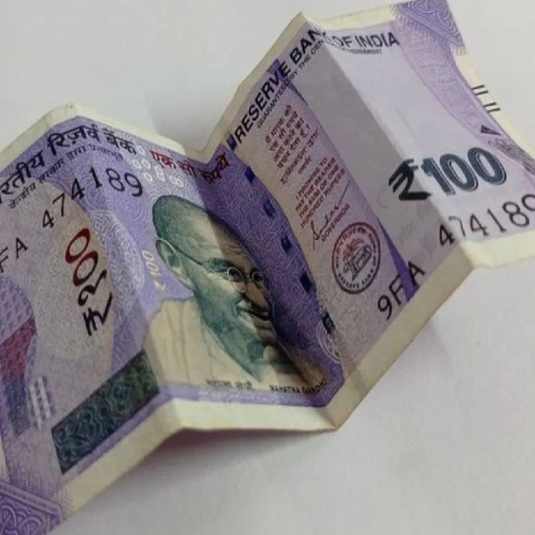 एका भक्ताने महाराजांना प्रश्न विचारला. रस्त्यावर मिळालेले पैसे आपल्याजवळ ठेवायचे का?. त्यावर प्रेमानंद महाराजांनी उत्तर दिलं की, रस्त्यावर मिळालेले पैसे आपल्याजवळ ठेऊ नयेत. कारण हा पैसा दुसऱ्याचा असतो. हे पैसे उचलून आपल्याजवळ ठेवणं योग्य नाही. 