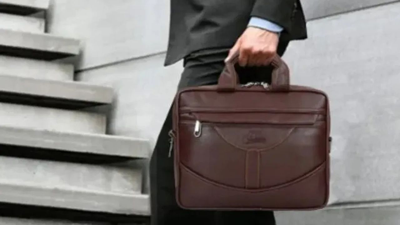 Vastu Tips : तुम्हीही ऑफिसच्या बॅगेत या 5 वस्तू ठेवता? करताय फार मोठी चूक, वास्तुशास्त्र काय सांगतं?