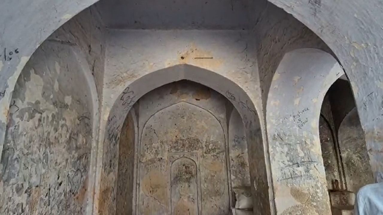 देशात एकमेव असल्याने पर्यटकांची या ठिकाणी मोठी गर्दी होत होती. विदेशी पर्यटक सुद्धा या ठिकाणी भेटी देत असल्याचं ग्रामस्थांचं म्हणणं आहे. ग्रामपंचायत गावातील ग्रामस्थांच्या अनेक वर्षांच्या पाठपुरावाला यश आलं असून आता ही पुरातन वास्तू पुरातत्त्व विभागाकडे हस्तांतरित करण्यात आली आहे. 