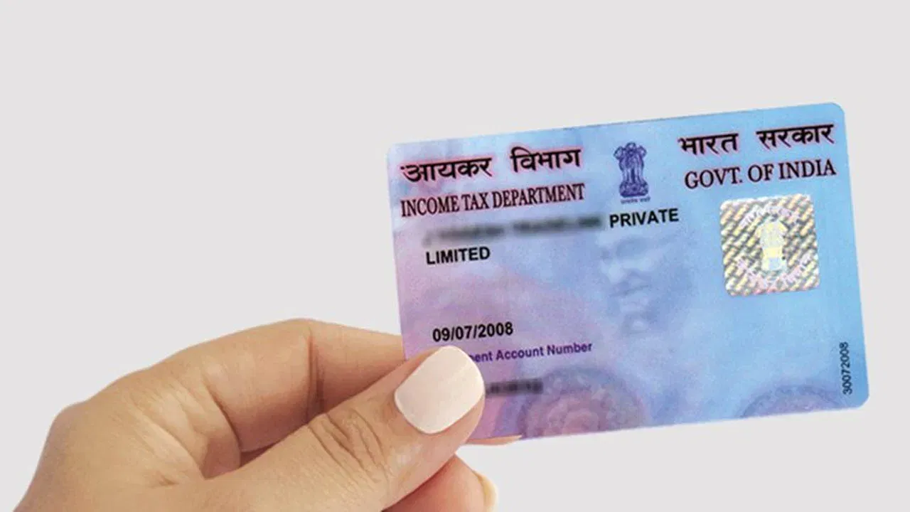 तुमच्या पॅन कार्डवर एखाद्याने कर्ज तर नाही ना घेतले? असं करा चेक