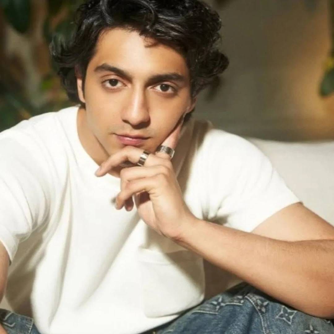 अहान पांडे चिक्की पांडेचा मुलगा आहे. चिक्की पांडे चंकी पांडेचा भाऊ आहे.  अहानच्या डेब्यूवरुन बरेच प्रश्न उपस्थित केले जात होते.  अहानने 'सैयारा'मध्ये कमालीचा डेब्यु केलाय. लीड एक्टर म्हणून त्याचा अभिनय बघून बरेच लोक भरभरुन कौतुक करतायत.  