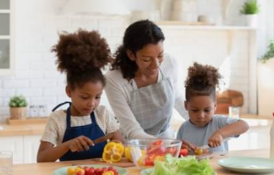 मुलं 10 वर्षाची होण्याआधी शिकवा ‘या’ 5 गोष्टी, आयुष्यभर ठरतील उपयोगी