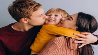 पालकांच्या या 3 सवयी मुलांचे मेंदू तीक्ष्ण करण्यात बजावतात मोठी भूमिका