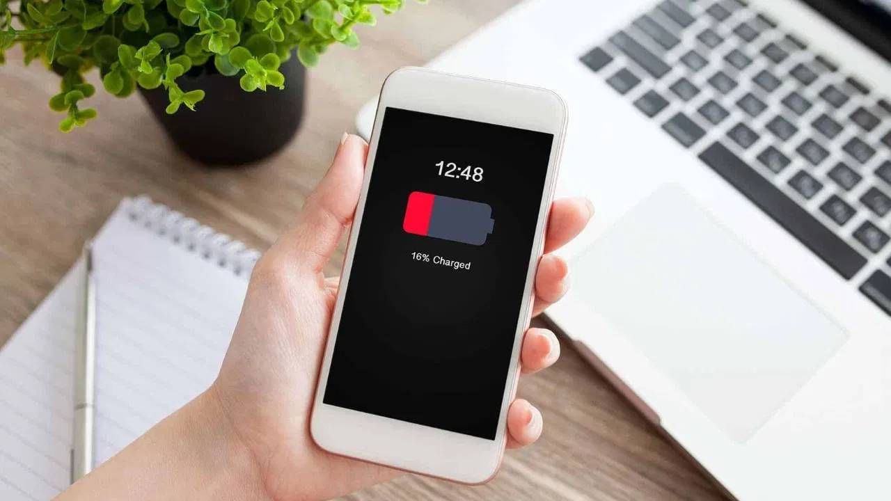 बऱ्याचदा आपण आपल्या स्मार्टफोनसोबत चार्जर ठेवायला विसरतो आणि जर फोनचं चार्जिंग संपलं तर अशा परिस्थितीत फोन कसा चार्ज करायचा ही समस्या उद्भवू शकते. पण आता इतकी काळजी करण्याची गरज नाही. आज आपणएका अशा ट्रिकबद्दल जाणून घेणार आहोत, ज्यामुळे तुमचा फोन कोणत्याही चार्जर किंवा पॉवर बँकशिवाय चार्ज होईल. यासाठी, तुम्हाला तुमच्या फोनव्यतिरिक्त दुसऱ्या फोनची आवश्यकता असेल. यानंतर तुम्ही तुमचा फोन चार्ज करू शकाल.
