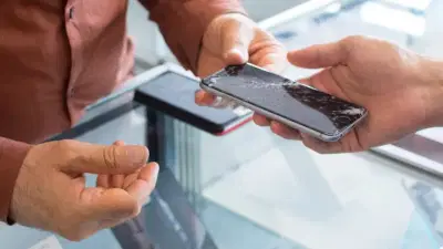 फोन दुरुस्तीसाठी देताय? आधी ‘ही’ कामं नक्की करा, नाहीतर नंतर पश्चाताप करावा लागेल!