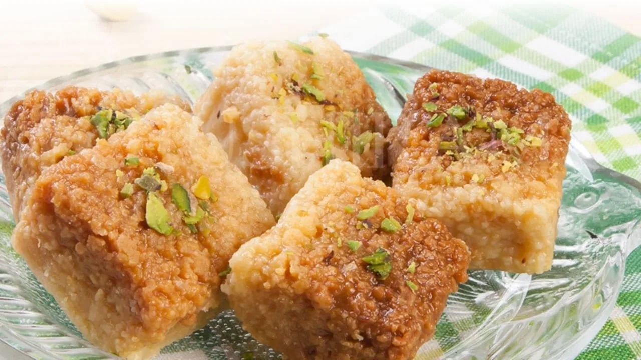 आता तुमचा मिल्क केक तयार आहे. तुम्ही तो एक किंवा दोन आठवडे ठेवू शकता. जर तुम्हाला तुमचा मिल्क केक अधिक स्वादिष्ट बनवायचा असेल तर तुम्ही तुमच्या आवडीनुसार वेलची पावडर, केशर किंवा पिस्ता पावडर घालू शकता.