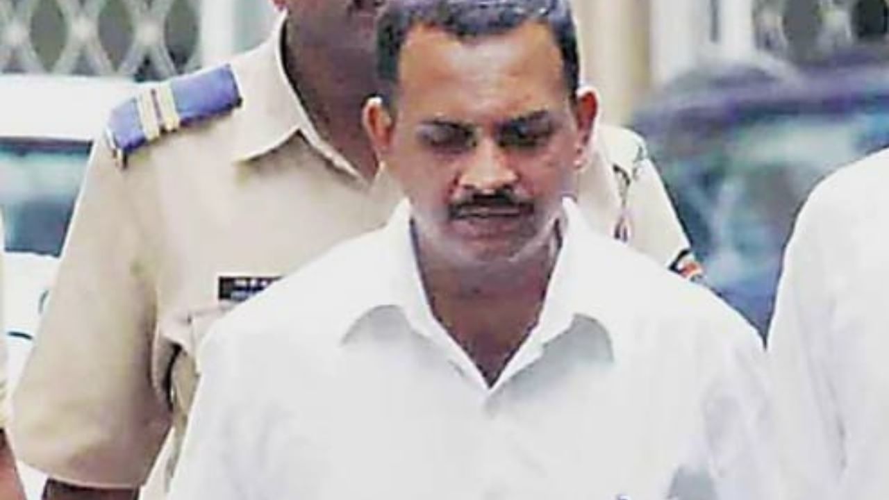 लेफ्टनंट कर्नल प्रसाद पुरोहित : लेफ्टनंट कर्नल प्रसाद पुरोहित हे या कटाचे मुख्य सूत्रधार असल्याचा आरोप त्यांच्यावर आहे. बॉम्बसाठी आरडीएक्स (RDX) मिळवून ते बॉम्ब बनवण्यासाठी पुरवल्याचा आरोप त्यांच्यावर आहे. सद्यस्थितीत तेही जामीनावर बाहेर आहेत.