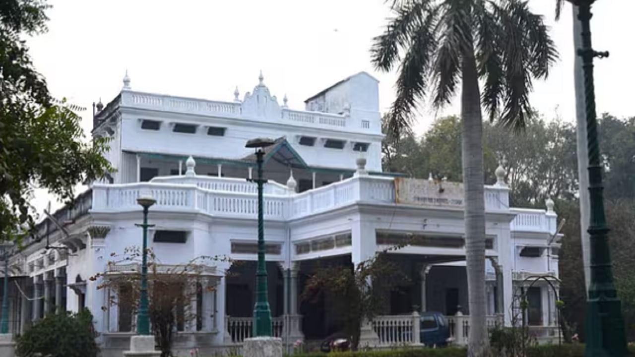 प्रयागराज (अलाहाबाद) येथील वडिलोपार्जित घर: याशिवाय अमिताभ बच्चन यांच्या नावावर अलाहाबादमध्ये वडिलोपार्जित मालमत्ता देखील आहे. तिथे देखील एक आलिशान घर आहे ज्याचं नाव आहे प्रयागराज.