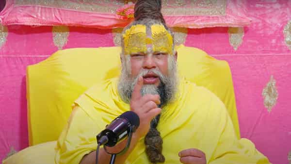 एका भक्ताने त्यांना विचारलं की जर रस्त्यावर पैसे सापडले तर ते आपल्यासोबत ठेवावेत का? यावर बोलताना प्रेमानंद महाराज यांनी म्हटलं की, रस्त्यावर सापडलेले पैसे कधीही आपल्याजवळ ठेवू नयेत.