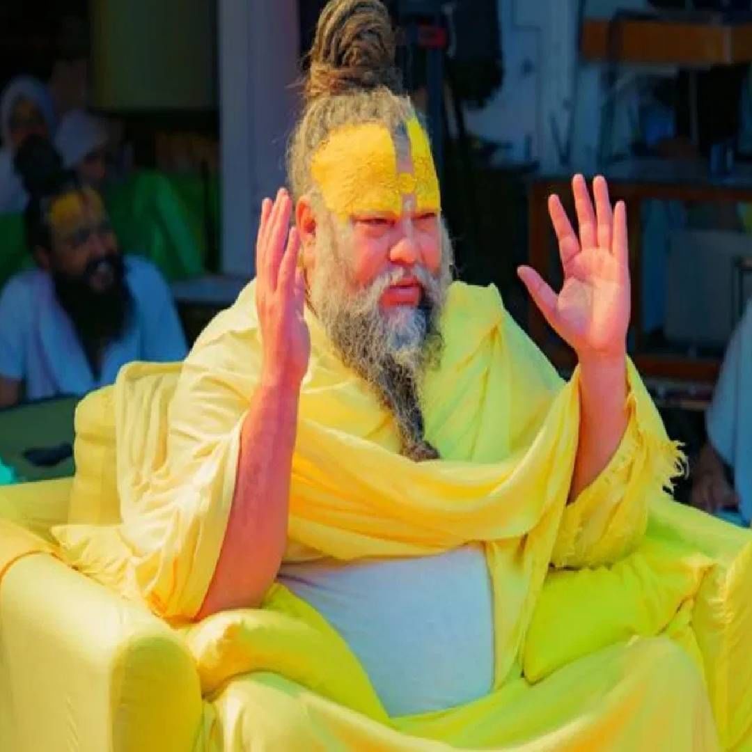 प्रेमानंद महाराज म्हणाले की, रस्त्यावर पडलेले पैसे मिळणं हा शुभ संकेत मानला जातो. पण ते पैसे उचलून आपल्याजवळ ठेऊ नयेत. कारण असं करणं एखाद्याच्या पैशाची चोरी करण्यासारखं आहे. 