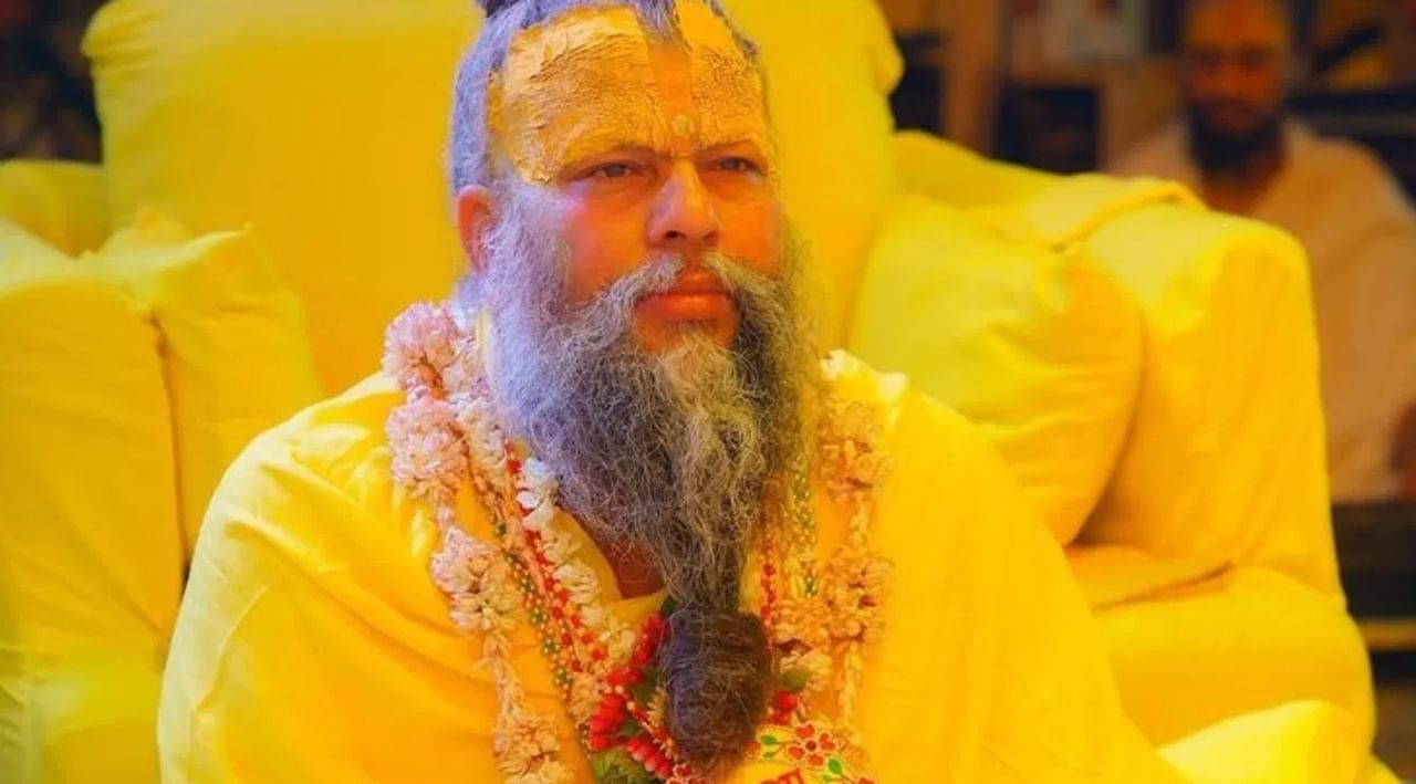 संत प्रेमानंद महाराज यांच्या मतानुसार जीवनात अनेक अडचणी आणि कठीण प्रसंग येत असतात. परंतू त्यापासून दूर पळण्याऐवजी, त्यांचा स्वीकार करणे पहिले पाऊल आहे. स्वीकार्यता हे समाधानाच्या दिशेने पहिले पाऊल आहे.