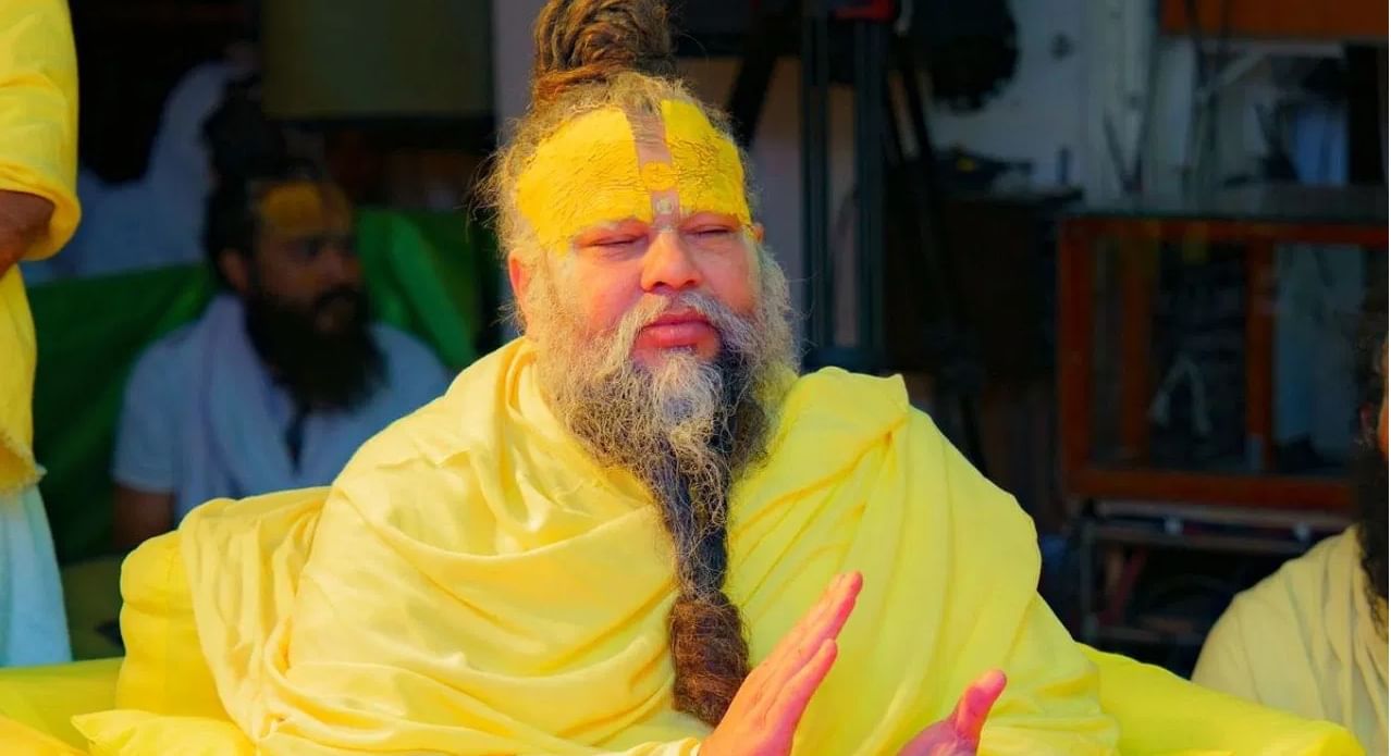 संत प्रेमानंद महाराज कर्म योगाचे महत्व सांगतात. ते म्हणतात की आपल्याला कर्तव्यांचं पालन इमानदारीने करायला हवे आणि परिमाणांची चिंता देवांवर सोडयला हवी. आपल्याला निराशेपासून वाचणे आणि आपल्याला पुढे जाण्यासाठी प्रेरक करते.