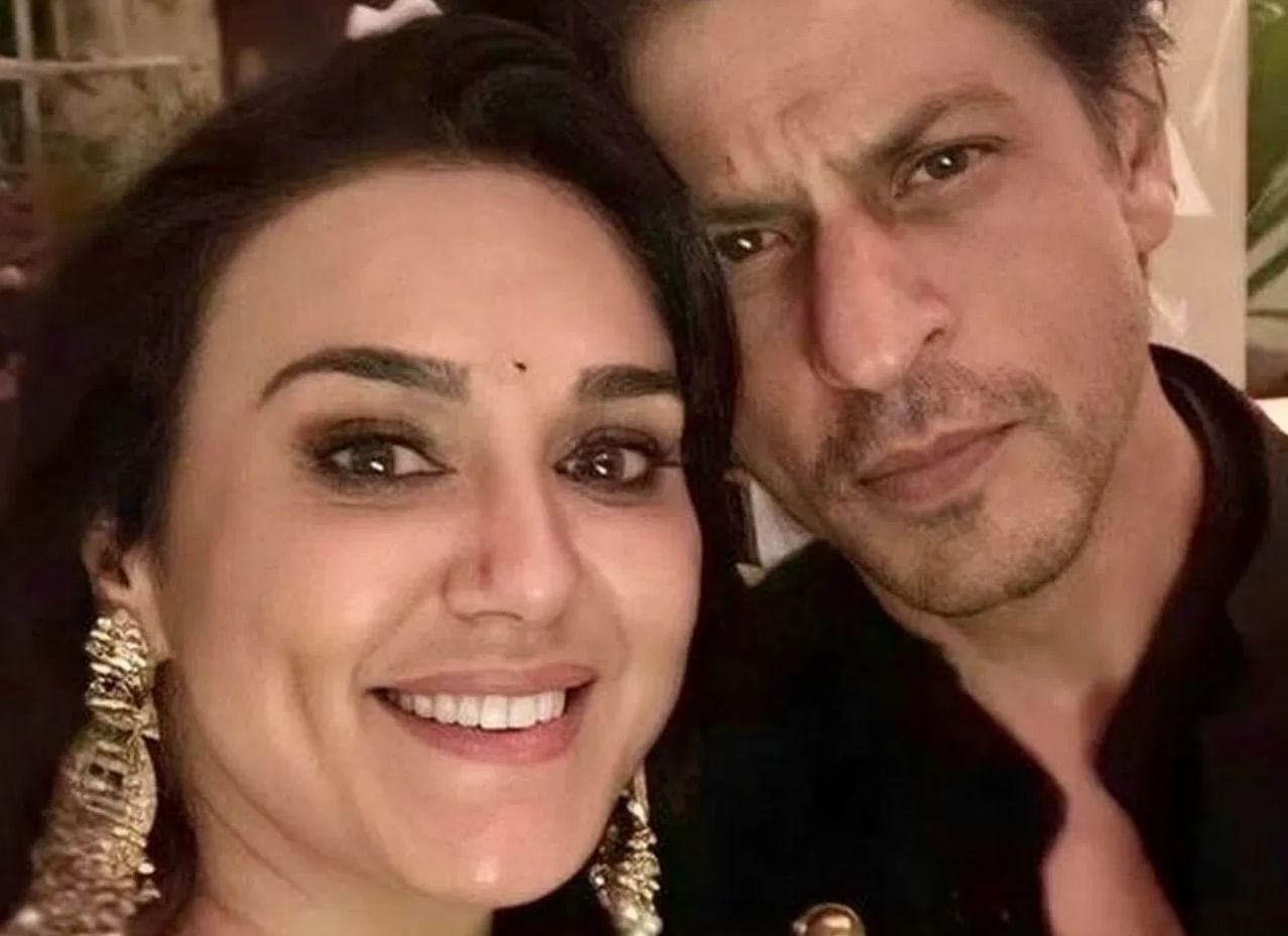 बॉलीवुडची डिंपल गर्ल प्रिती झिंटा हिचा पहिला हीरो शाहरुख खानच होता. प्रिती झिंटा डेब्यू फिल्म 'दिल से' 1998 मध्ये रिलीज झाली होती. पुढे जाऊन ही जोडी 'वीर झारा', 'कल हो ना हो' आणि 'कभी अलविदा ना कहना' सारख्या चित्रपटा दिसली. 