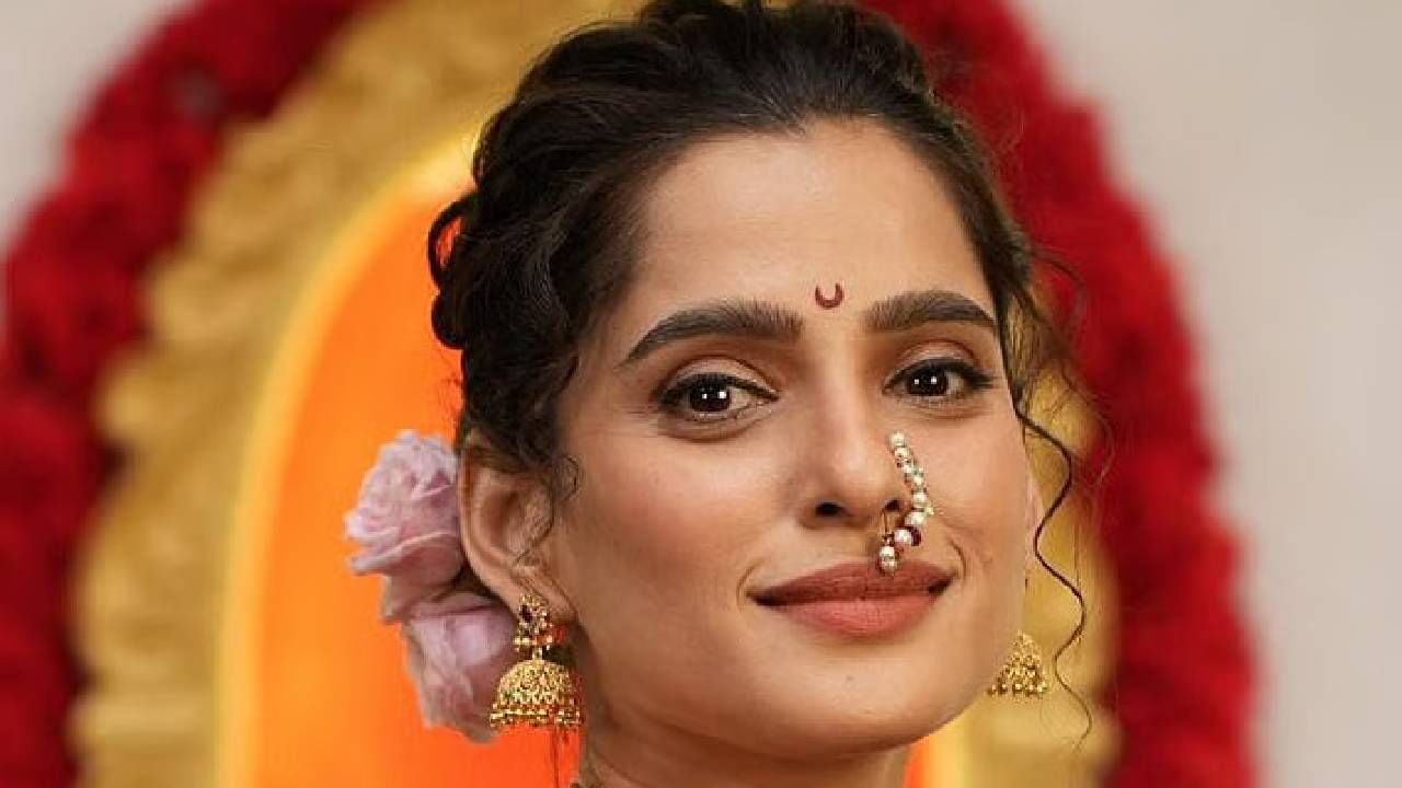 कुंकू किंवा रोलीमध्ये बुडवून तांब्याच्या वस्तूने कपाळावर चंद्रकोर काढली जायची. दोन्ही भुवयांच्या मध्ये ही चंद्रकोर काढली जाते. या विशिष्ट जागी धारणेची ऊर्जा, स्थिर आणि स्पष्ट राहण्याची क्षमता असते.