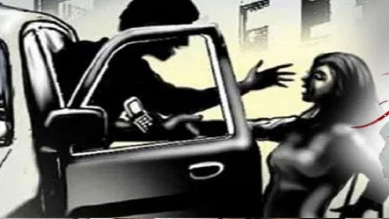 तरुणीला जबरदस्तीने कारमध्ये बसवलं, वेगवेगळ्या ठिकाणी नेत बलात्कार, 'त्या' 12 तासांत नक्की झालं तरी काय? तरुणीला जबरदस्तीने कारमध्ये बसवलं, वेगवेगळ्या ठिकाणी नेत बलात्कार, 'त्या' 12 तासांत नक्की झालं तरी काय?