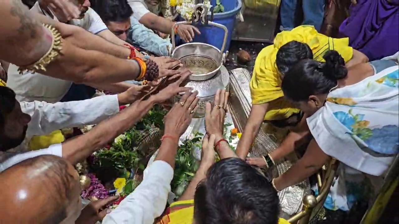 नाशिकमधील येथील त्र्यंबकेश्वर ज्योतिर्लिंग येथे पहाटेपासूनच भाविकांची अलोट गर्दी झाली होती. श्रावणातील पहिला सोमवार असल्याने भाविकांमध्ये विशेष उत्साह दिसून येत आहे. पहाटे चार वाजल्यापासून मंदिर दर्शनासाठी खुले करण्यात आले होते. त्यापूर्वी विधिवत पूजा आणि अभिषेक करण्यात आला.