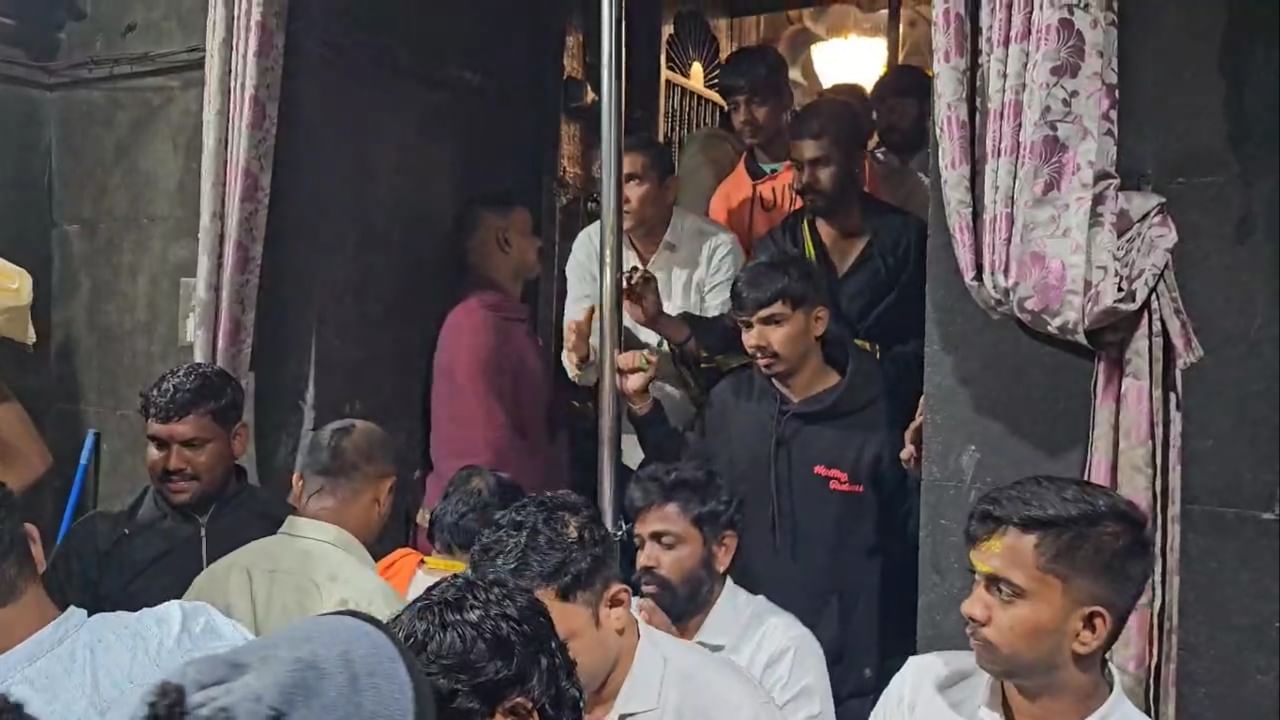 श्रावणी सोमवारनिमित्त पहाटेची आरती झाल्यानंतर भाविकांसाठी दर्शन खुले करण्यात आले. मध्यरात्रीपासूनच भाविकांनी दर्शनासाठी मोठ्या रांगा लावल्या होत्या. भीमाशंकर मंदिराला आकर्षक फुलांची सजावट करण्यात आली असून हे भारतातील १२ ज्योतिर्लिंगांपैकी सहावे ज्योतिर्लिंग आहे.