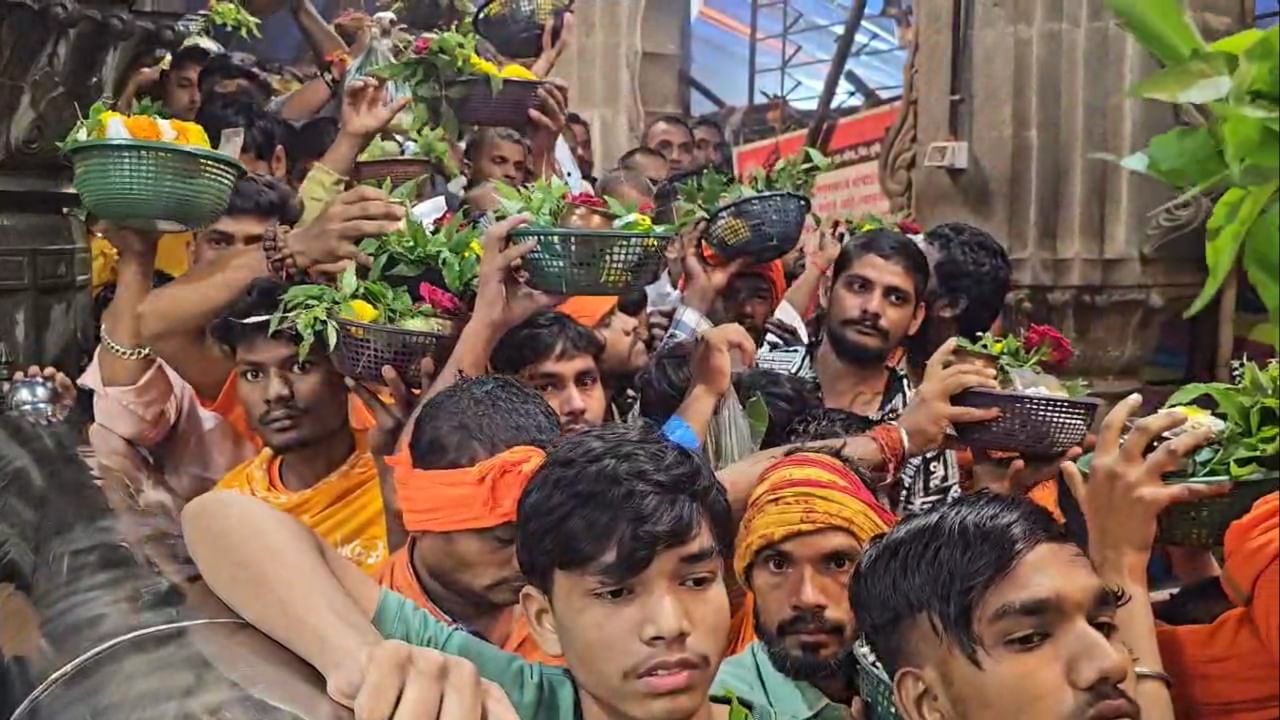 तसेच पुणे जिल्ह्यातील सह्याद्रीच्या कुशीत वसलेल्या भीमाशंकर ज्योतिर्लिंग येथेही आज पहिल्या श्रावणी सोमवारनिमित्त राज्याच्या कानाकोपऱ्यातून लाखो भाविक दर्शनासाठी मोठ्या प्रमाणात जमले होते.