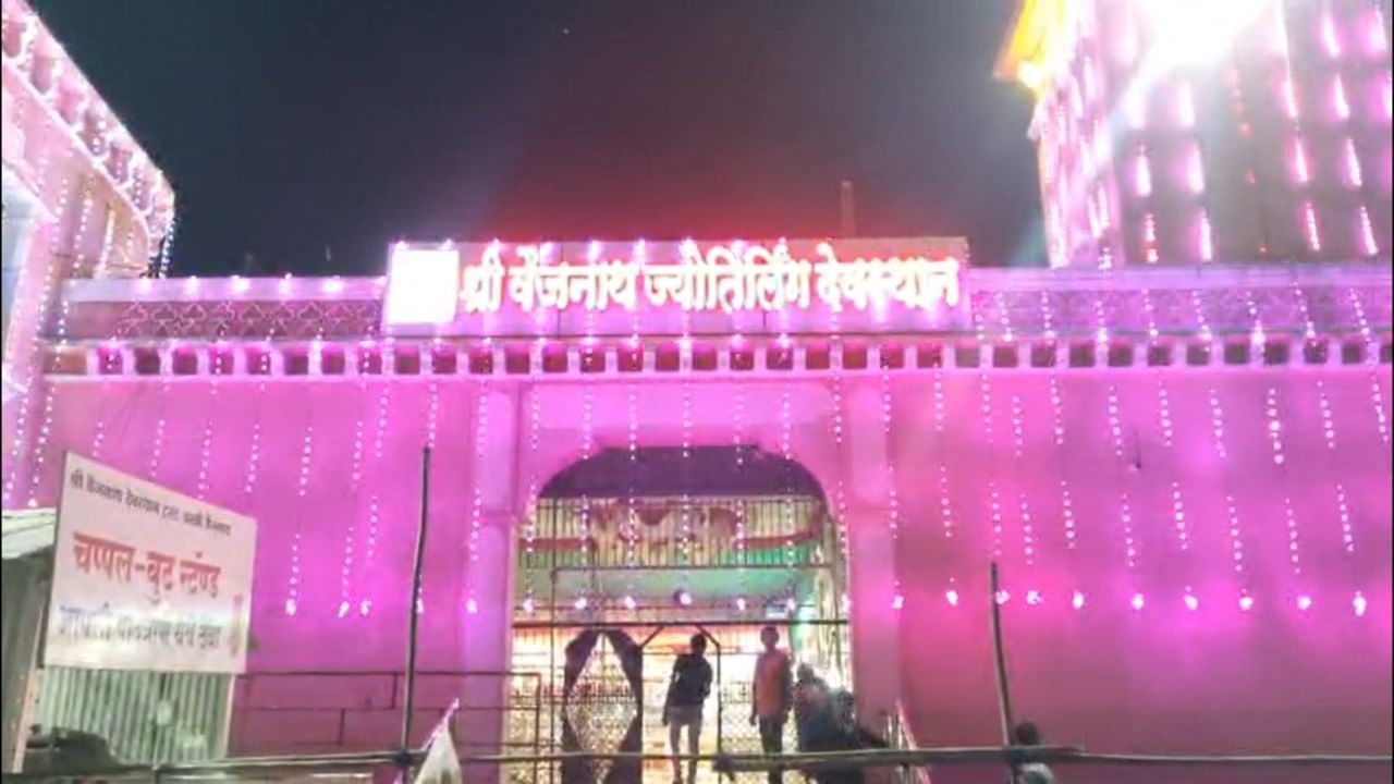 आज श्रावण महिन्यातील पहिला सोमवार असल्याने देशभरातील महत्त्वाच्या ज्योतिर्लिंग मंदिरांमध्ये भाविकांनी मोठी गर्दी केली आहे. त्र्यंबकेश्वर, परळी वैजनाथ आणि भीमाशंकर या ठिकाणी पहाटेपासूनच दर्शनासाठी लांबच लांब रांगा लागल्या आहेत.