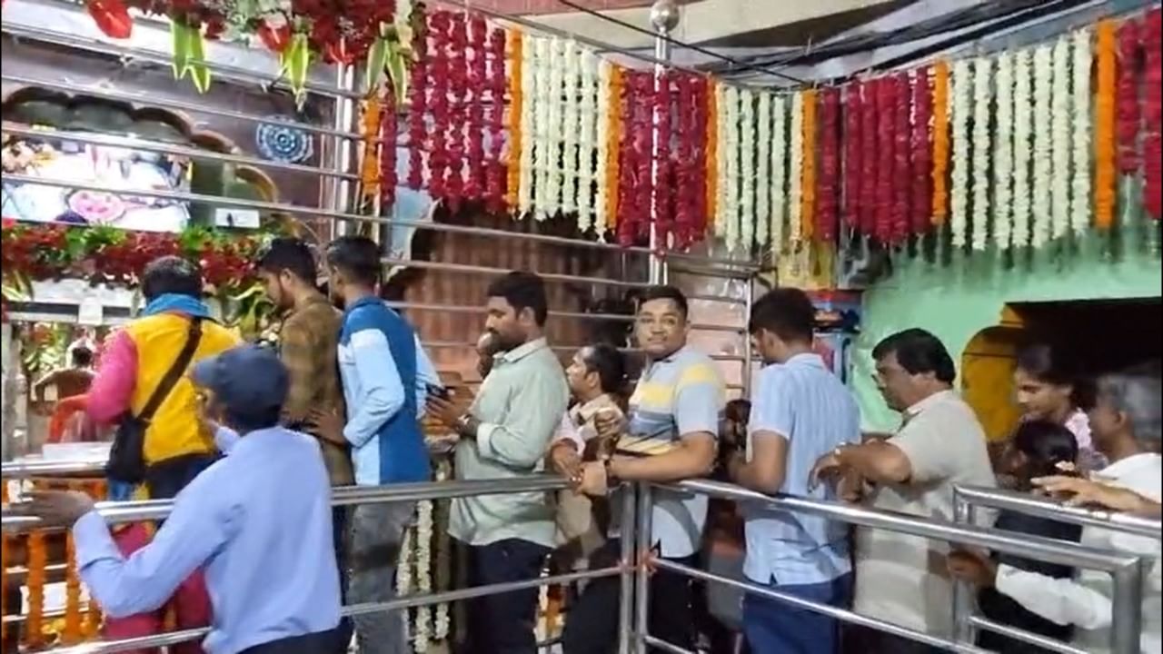श्रावणी सोमवारनिमित्त मंदिराला आकर्षक सजावट करण्यात आली आहे. आज पहाटे ४ वाजल्यापासून रात्री ९ वाजेपर्यंत मंदिर दर्शनासाठी खुले राहणार आहे. ब्रह्म, विष्णू आणि महेश यांचा वास त्र्यंबकेश्वर ज्योतिर्लिंगाच्या ठिकाणी असल्याने श्रावणात येथील दर्शनाचे अनन्यसाधारण महत्त्व मानले जाते.