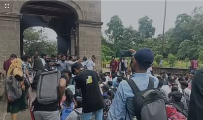 पुणे विद्यापीठात विद्यार्थ्यांचे कॅरी ऑन आंदोलन, दोन दिवसात निर्णय घेण्याचे आश्वासनानंतर आंदोलन स्थगित