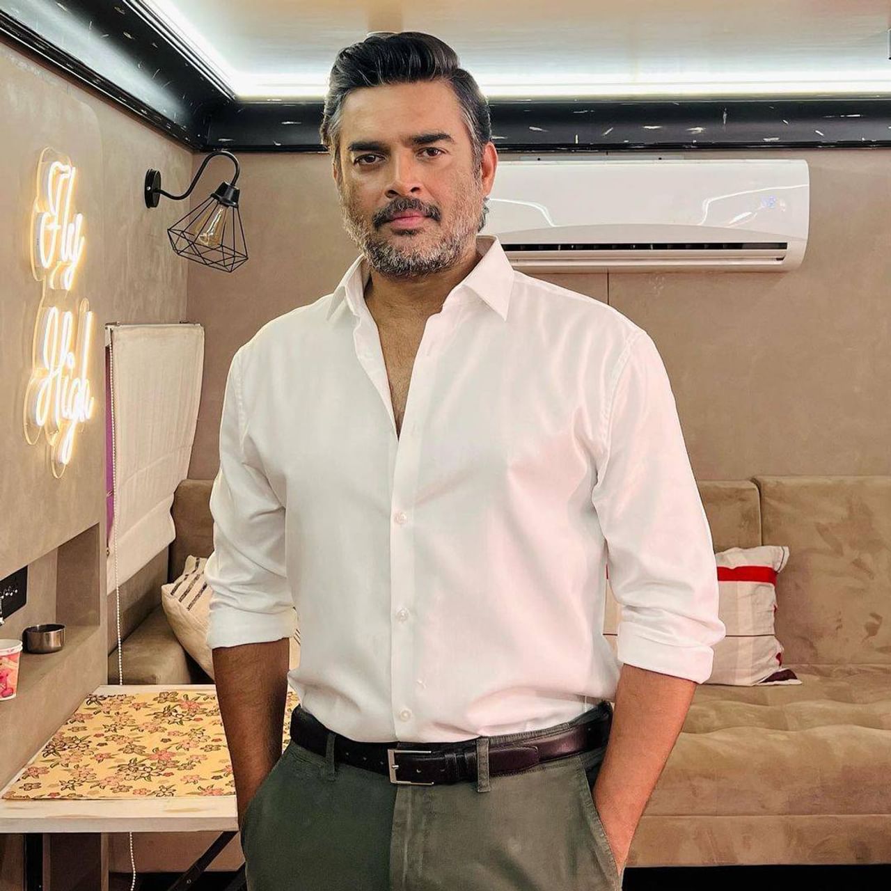 'रहना है तेरे दिल में', '3 इडियट्स' आणि 'तनु वेड्स मनु' यांसारख्या चित्रपटांमधील दमदार अभिनयासाठी ओळखला जाणारा अभिनेता आर. माधवन नुकत्याच दिलेल्या एका मुलाखतीत त्याच्या मुलाविषयी मोकळेपणे व्यक्त झाला. 'जीक्यू'ला दिलेल्या मुलाखतीत त्याने मुलगा अत्यंत शिस्तप्रिय असल्याचा खुलासा केला. 
