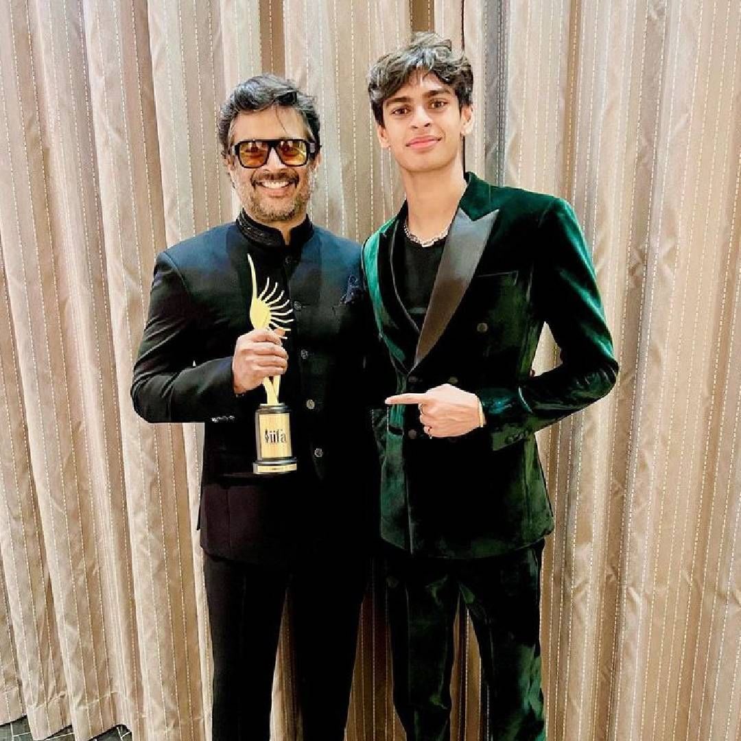 "प्रेक्षक जरी अभिनयाच्या बाबतीत माझं कौतुक करत असले तरी आमच्या कुटुंबात सर्वांत शिस्तप्रिय माझा मुलगा वेदांत आहे. तो कडक शिस्तीचं पालन करतो. तो प्रोफेशनल स्विमर असल्याने रोज पहाटे 4 वाजता म्हणजेच ब्रह्ममुहूर्ताला उठतो आणि रात्री 8 वाजता झोपतो", असं माधवनने सांगितलं. 
