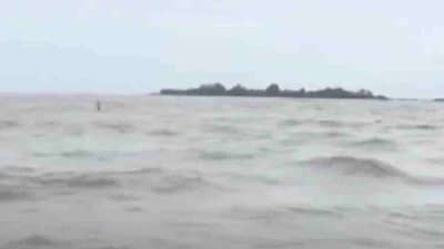 मोठी बातमी! रायगडमध्ये मच्छीमारांची बोट बुडाली