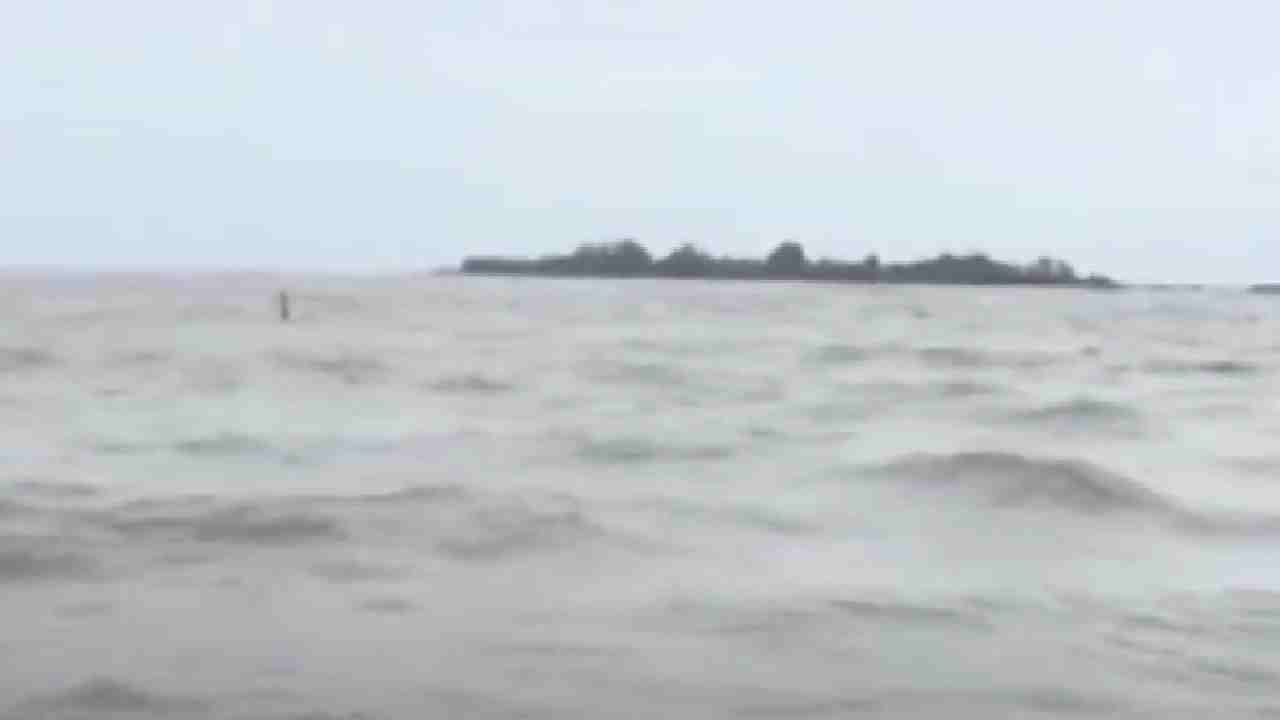 मोठी बातमी! रायगडमध्ये मच्छीमारांची बोट बुडाली