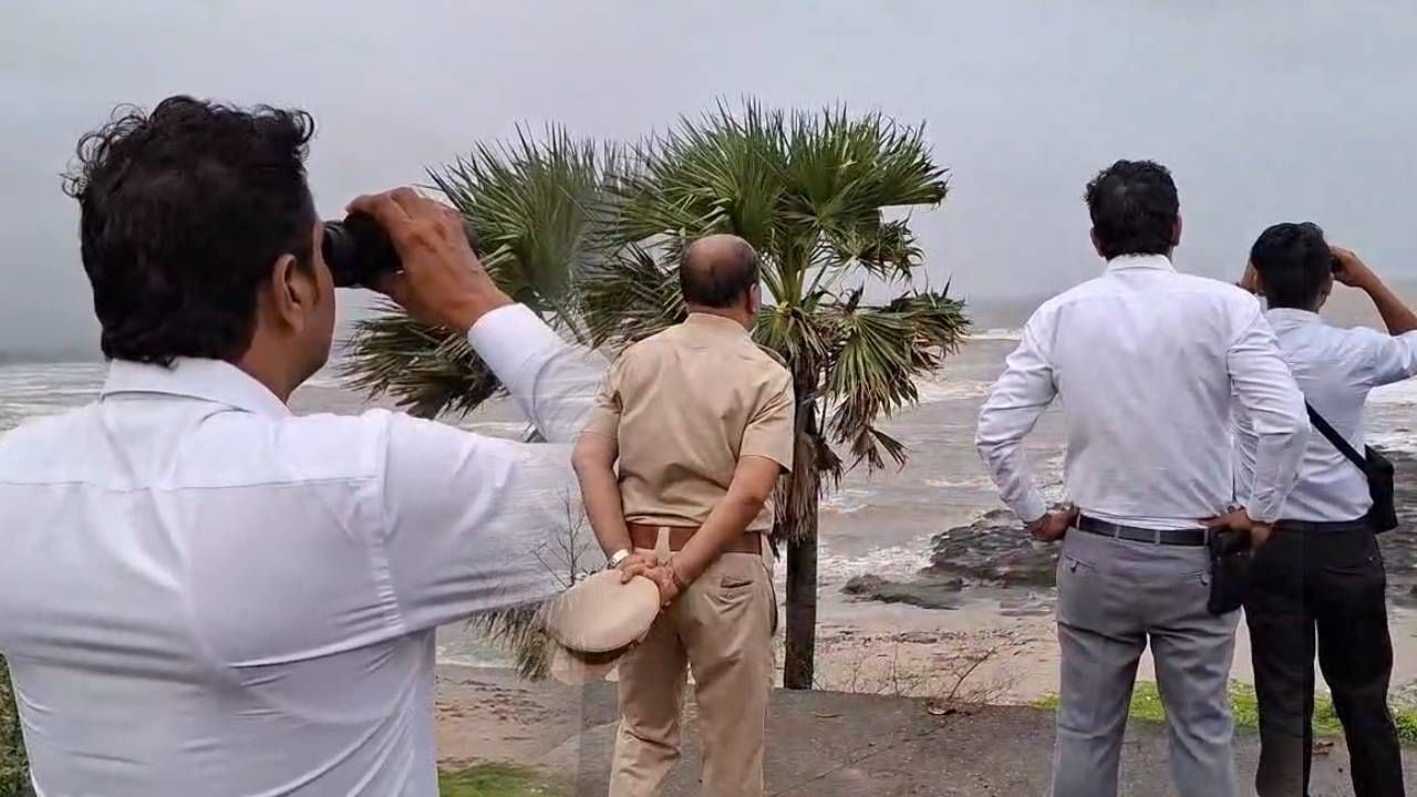 रायगडमध्ये समुद्रात दिसलं असं काही 600 पोलिसांनी जिल्हा पिंजून काढला, धक्कादायक माहिती समोर!