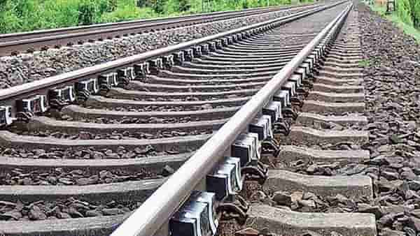 रेल्वे रुळांमध्ये बारीक खडी का टाकली जाते? तुम्हालाही माहिती नसेल कारण