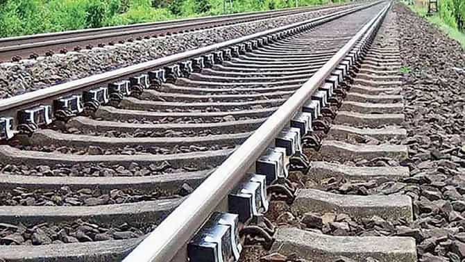 रेल्वे रुळांमध्ये बारीक खडी का टाकली जाते? तुम्हालाही माहिती नसेल कारण