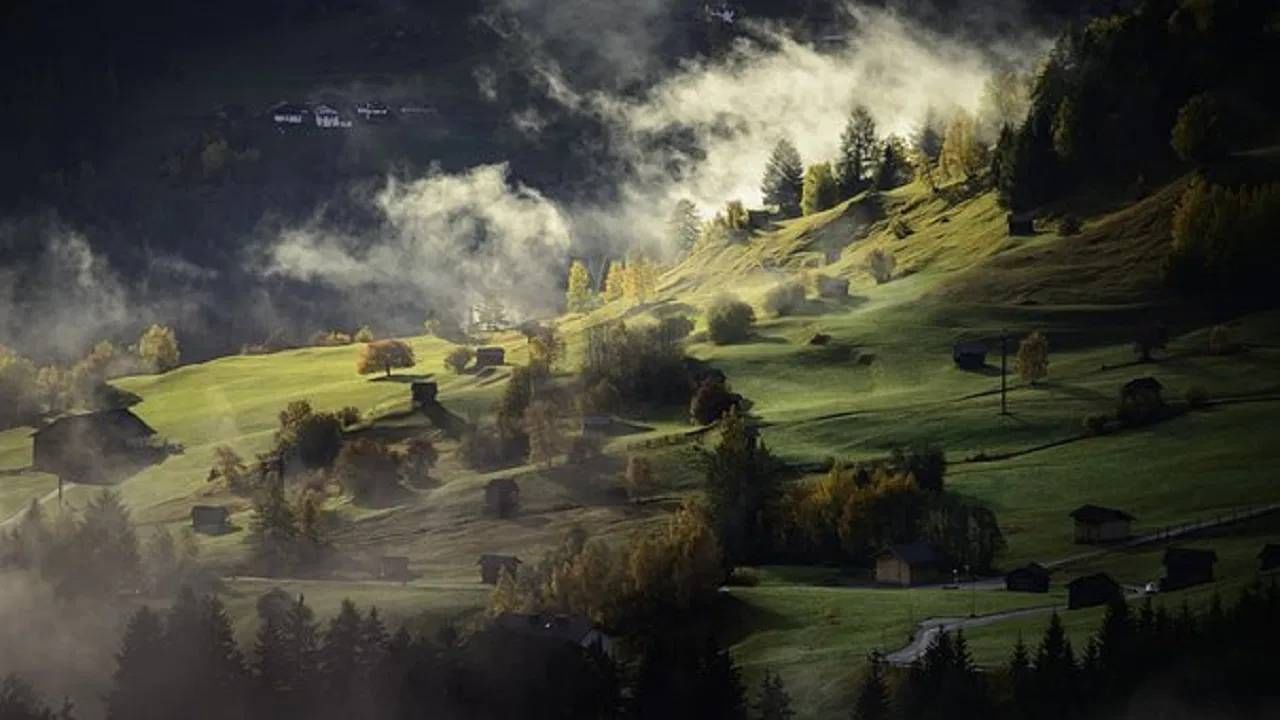अल हुतैब हे जगातील असं एकमेव गाव आहे, जिथे पाऊसच पडत नाही. पण तरीही अल हुतैब हे गाव अत्यंत सुंदर आहे. या ठिकाणी दरवर्षी हजारो पर्यटक भेट द्यायला येतात.