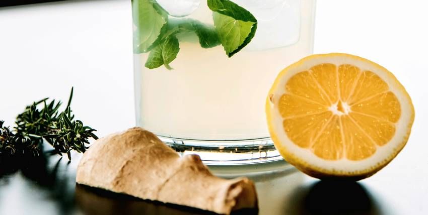 पचनशक्ती निरोगी ठेवण्यासाठी पावसाळ्यात सुंठ आणि लिंबाचे सेवन करावे. जे खूप फायदेशीर ठरते.