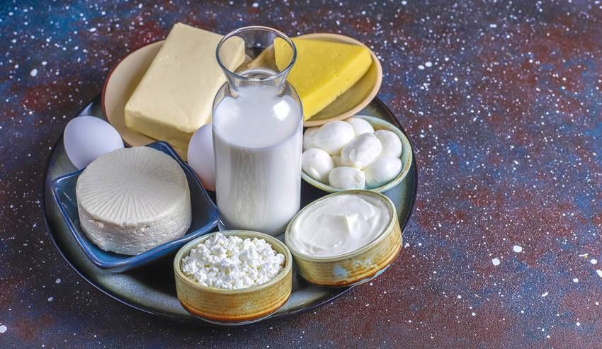 पावसाळ्यात दूध, दही, तूप आणि दुग्धजन्य पदार्थांचे सेवन करणे फायदेशीर असते. हे पदार्थ पचायला हलके असतात.