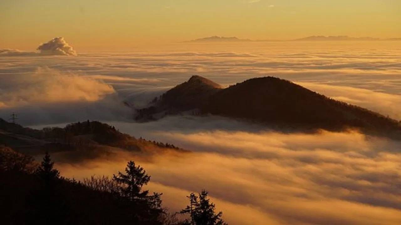 डोंगराच्या कुशीत बसलेल्या या गावाकडे पर्यटकांचे पाय वळले नसते तर नवलच. अगदी देशातूनच नव्हे तर परदेशातूनही या गावाला भेट देण्यासाठी लोक येतात.