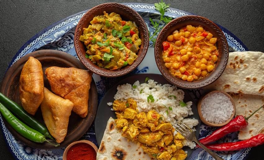 पावसाळ्यातील आजारांपासून दूर राहण्यासाठी दोडका, भेंडी, दुधी भोपळा, टोमॅटो आणि पुदिन्याची चटणी यांचा आहारात समावेश करावा.