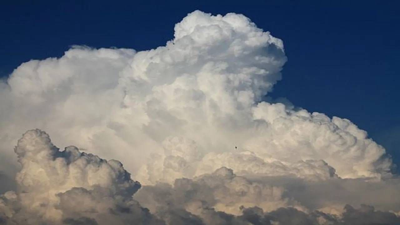 या गावात पाऊस पडत नाही. कारण हे गाव अगदी ढगांच्या जवळ वसलेलं आहे. त्यामुळे पावसाचे ढग गावाच्या खाली तयार होतात आणि गावाच्या खालीच पाऊस कोसळतो. त्यामुळे हे पाणी वर गावात नेलं जातं. त्यामुळे गावकऱ्यांचा पाण्याचा प्रश्न सुटलेला आहे.