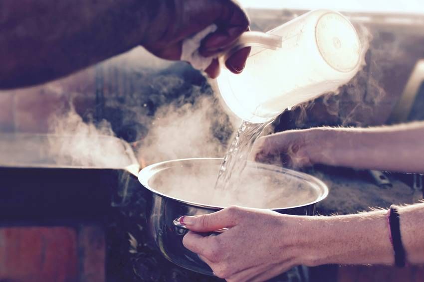 पावसाळ्यात पिण्याच्या पाण्याबद्दल विशेष काळजी घेणे आवश्यक आहे. कारण या काळात दूषित पाणी प्यायल्याने अनेक आरोग्य समस्या निर्माण होऊ शकतात. त्यामुळे पाणी उकळून पिणे, हे आरोग्यासाठी अधिक सुरक्षित आणि फायदेशीर आहे.