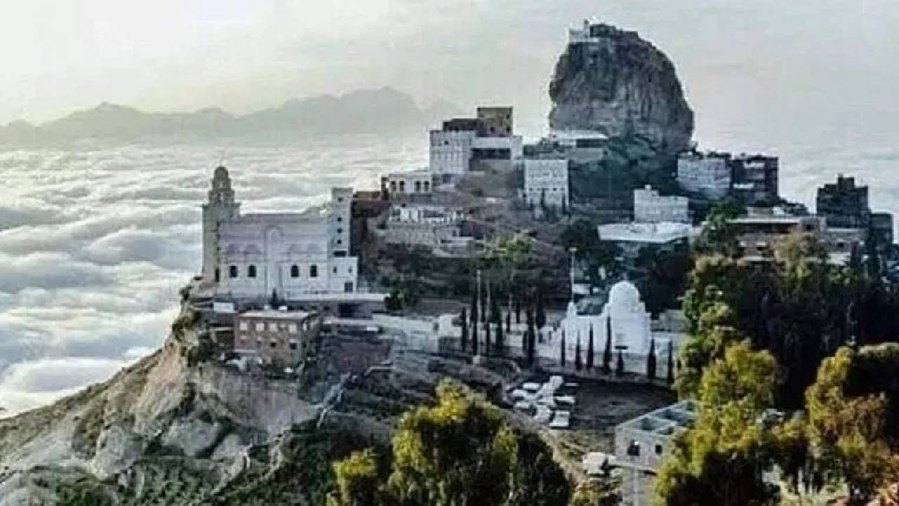 हिवााळ्यात सकाळी या गावातील वातावरण थंड असतं. सूर्योदय झाल्यावर मात्र वातावरण गरम व्हायला सुरुवात होते.