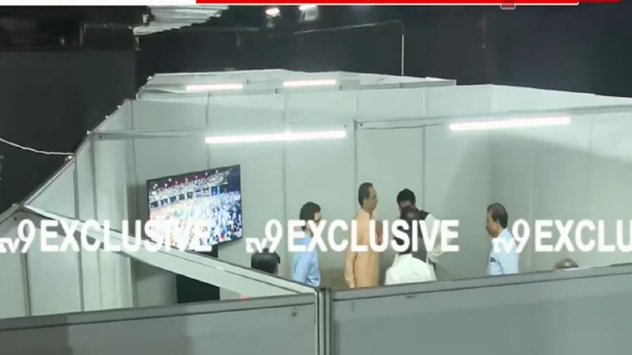 राज ठाकरे यांच्या VIP रूममध्ये ठाकरे बंधूंची भेट झाली. सध्या त्यांचे फोटो व्हायरल होत आहेत.