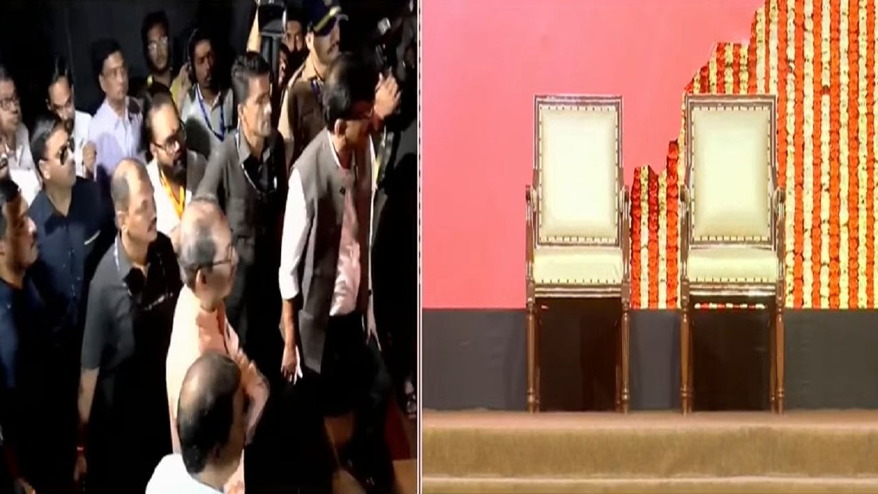 संपूर्ण व्यासपीठावर फक्त दोन खुर्च्या दिसत आहे. राज ठाकरे आणि उद्धव ठाकरे यांच्यासाठी दोन खुर्च्या आहेत.