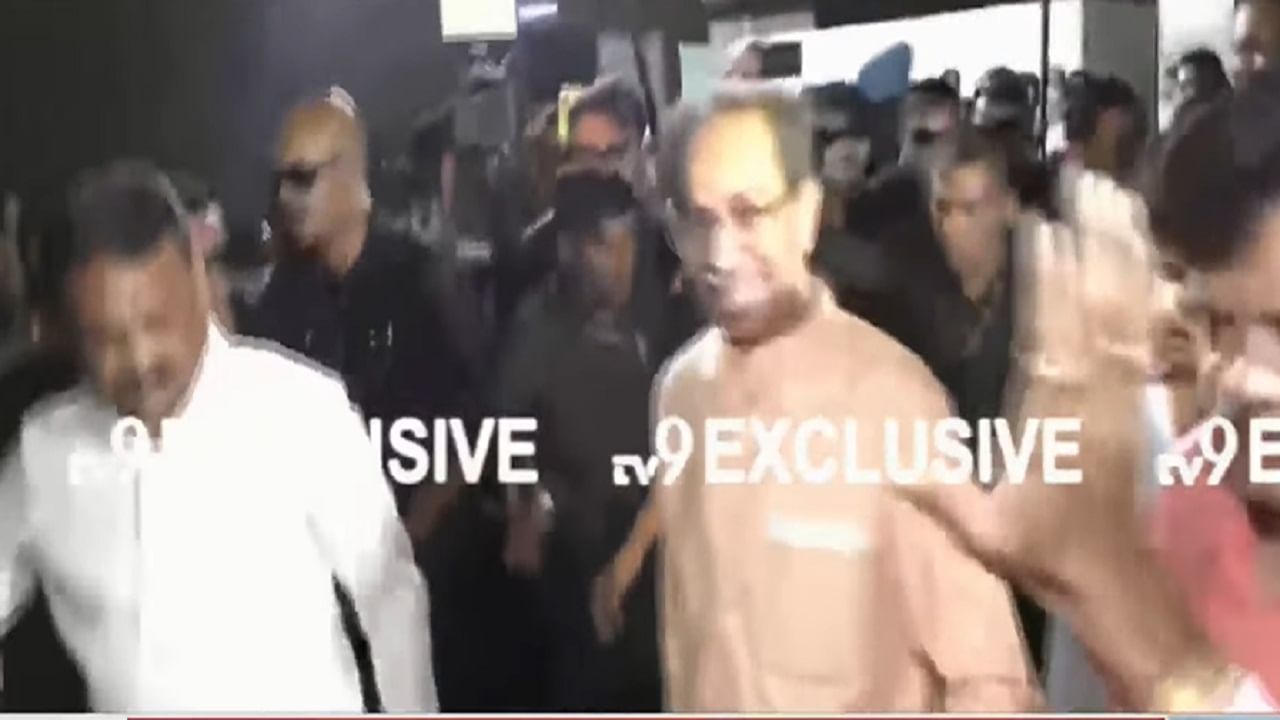 व्यासपीठासमोर महाराष्ट्राटा झेंडा लावण्यात आला आहे. वरळी डोम याठिकाणी सध्या उत्साहाचं वातावरण दिसत आहे.
