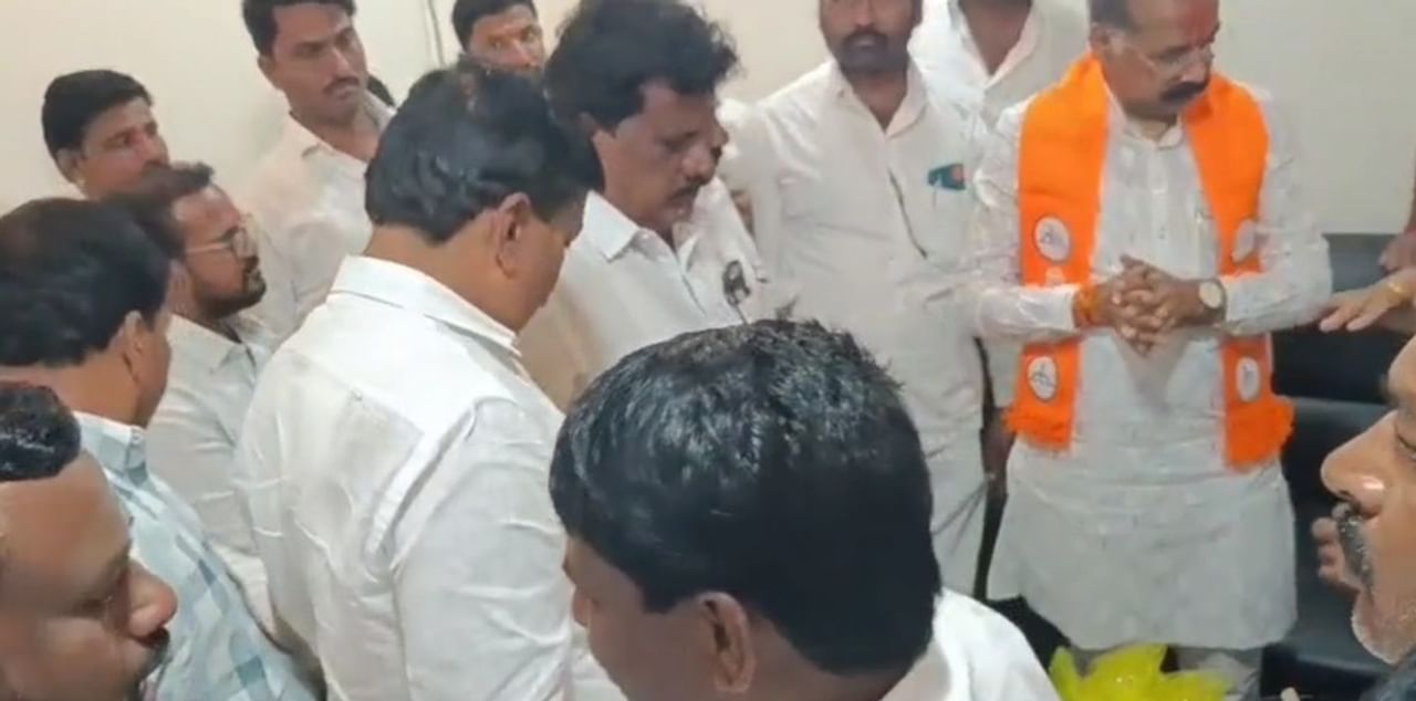 धाराशिव : धाराशिवमध्ये शिवसेनेचे राज्य समन्वयक राजन साळवी यांच्या बैठकीत राडा झाला आहे. माजी मंत्री तानाजी सावंत यांचा बॅनरवरून फोटो हटवल्यानंतर नाराज झालेल्या सावंत समर्थकांनी साळवी यांच्यासमोर जोरदार घोषणाबाजी केली. 